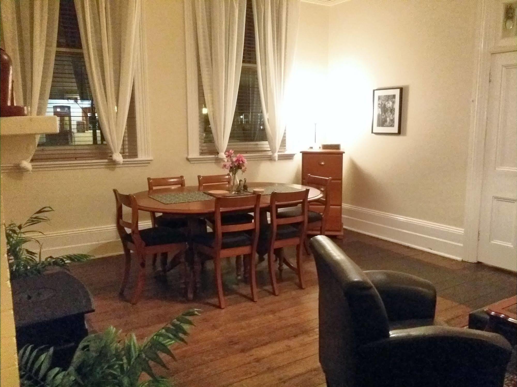 The Bank Guesthouse Glen Innes Bagian luar foto